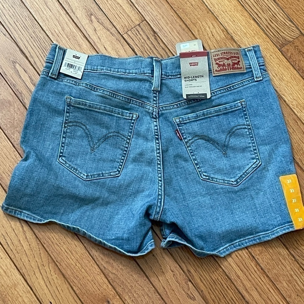 NWT Levi’s Mid Length Denim Shorts Size 31 Blue - Picture 2 of 5